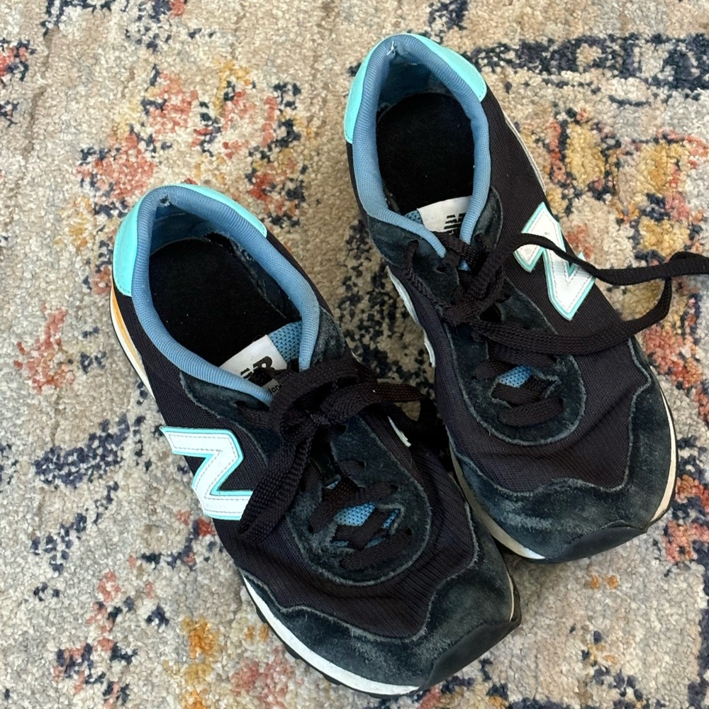 Women’s black new balance 515 sneakers size 9. Used but very much still wearable